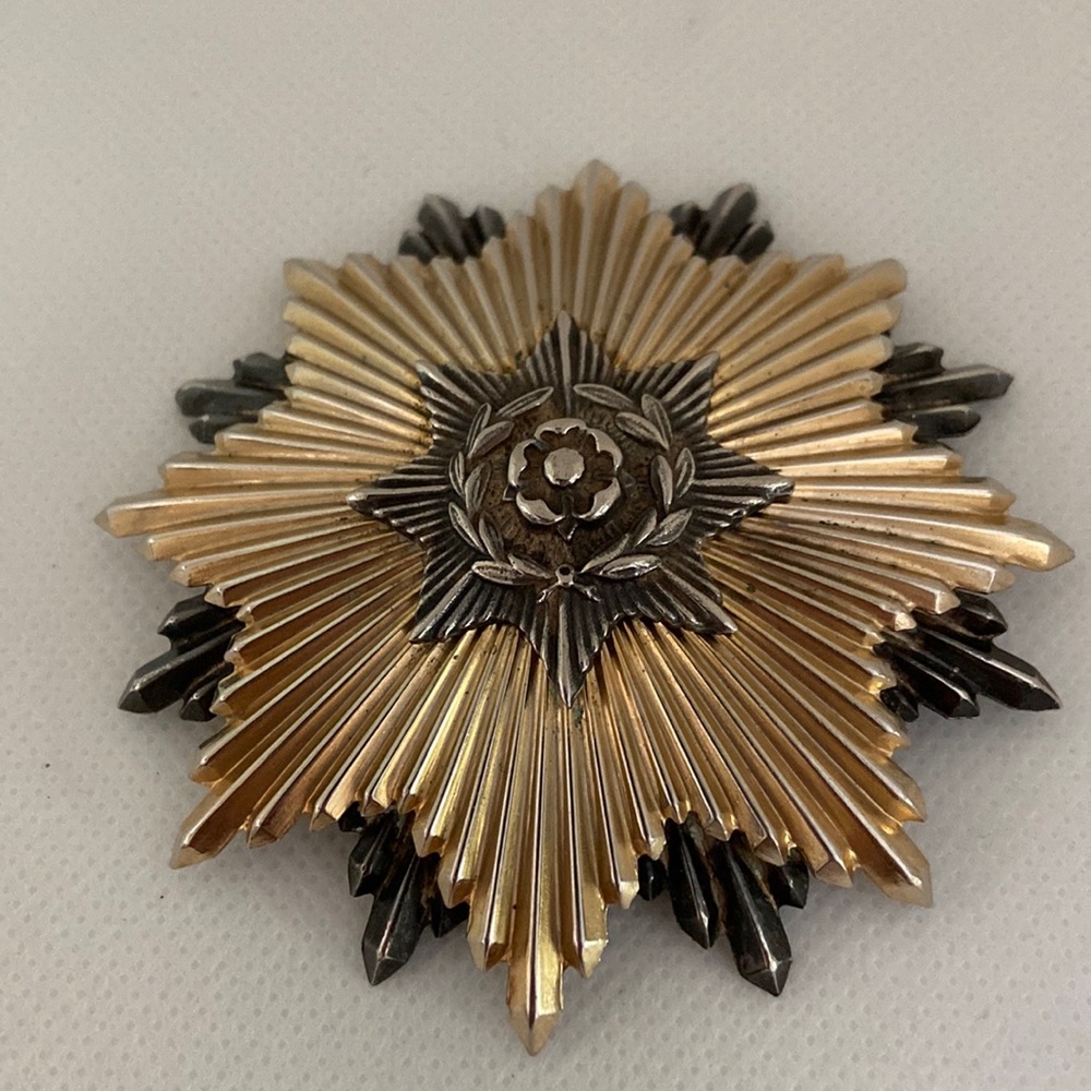 Huge 3.25” pendant/brooch marked AGNEW. Silver tone & gold tone w 3 layers.